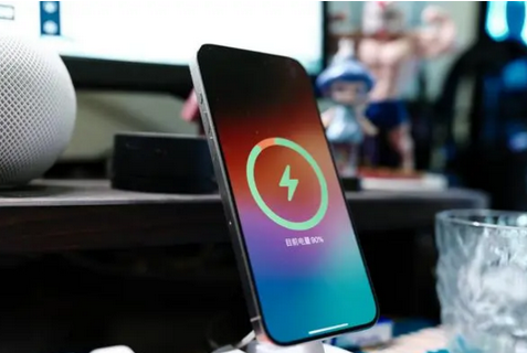 后湖管理区苹果15换屏服务分享用什么充电器给iPhone15充电更好 